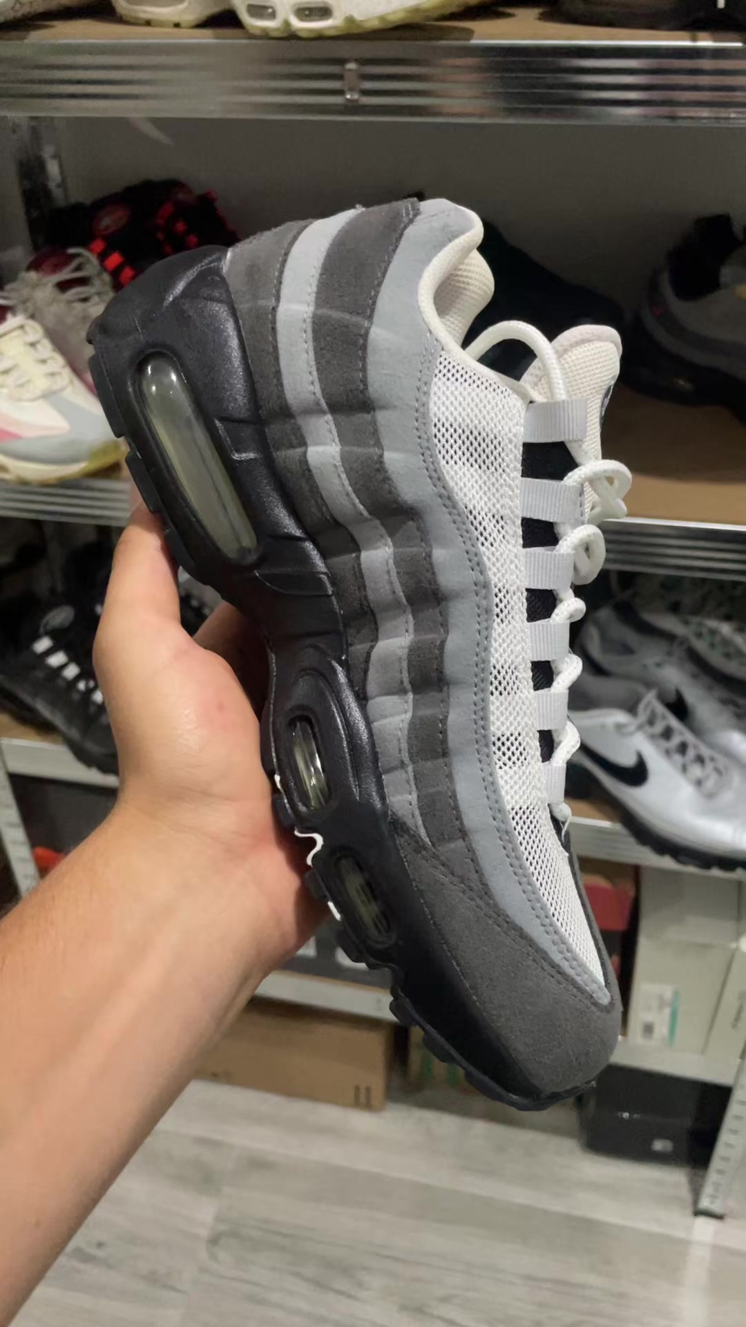 @atom👟