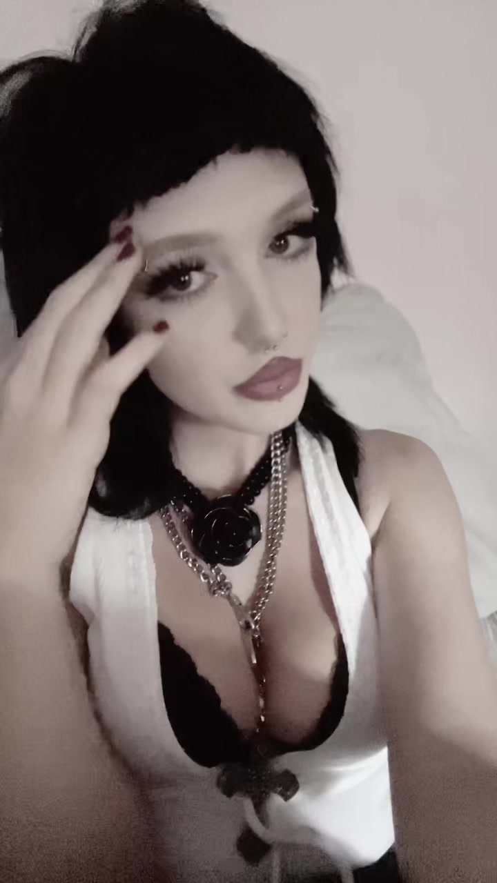 @Gothicloverdoll