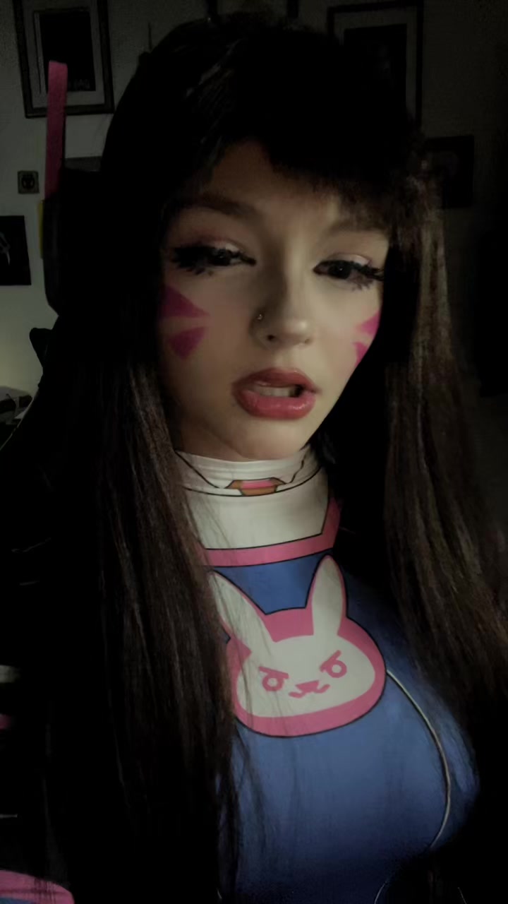 @_axhley_