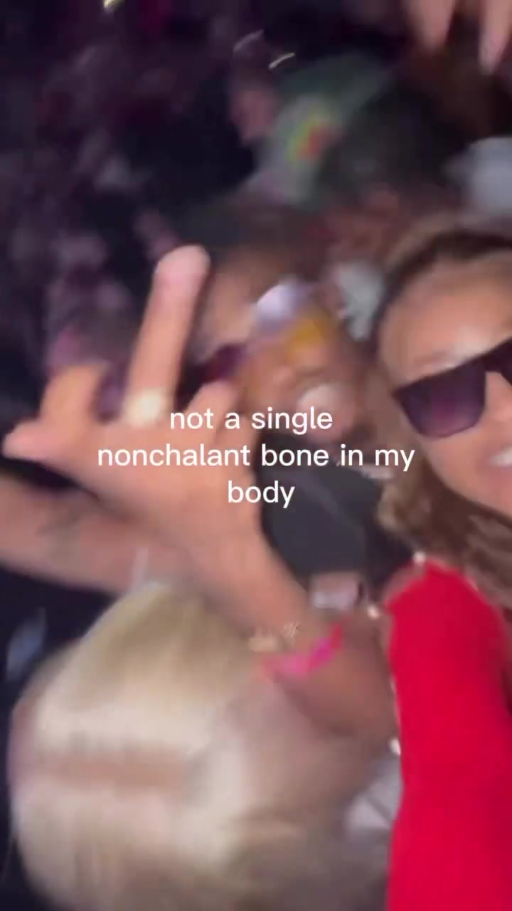 @tattedbaeee 👩🏽&zwj;❤️&zwj;💋&zwj;👩🏽