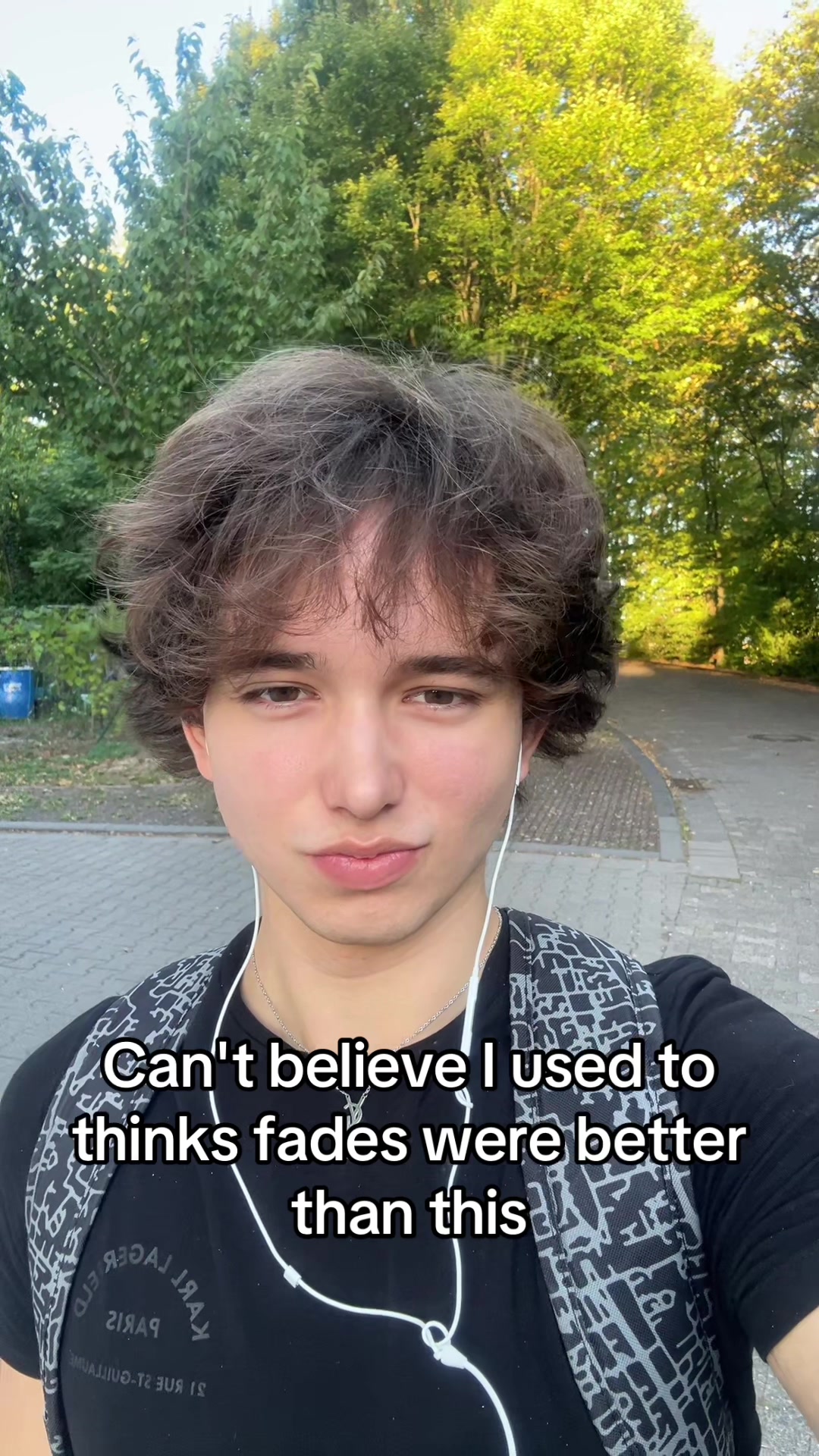 @•