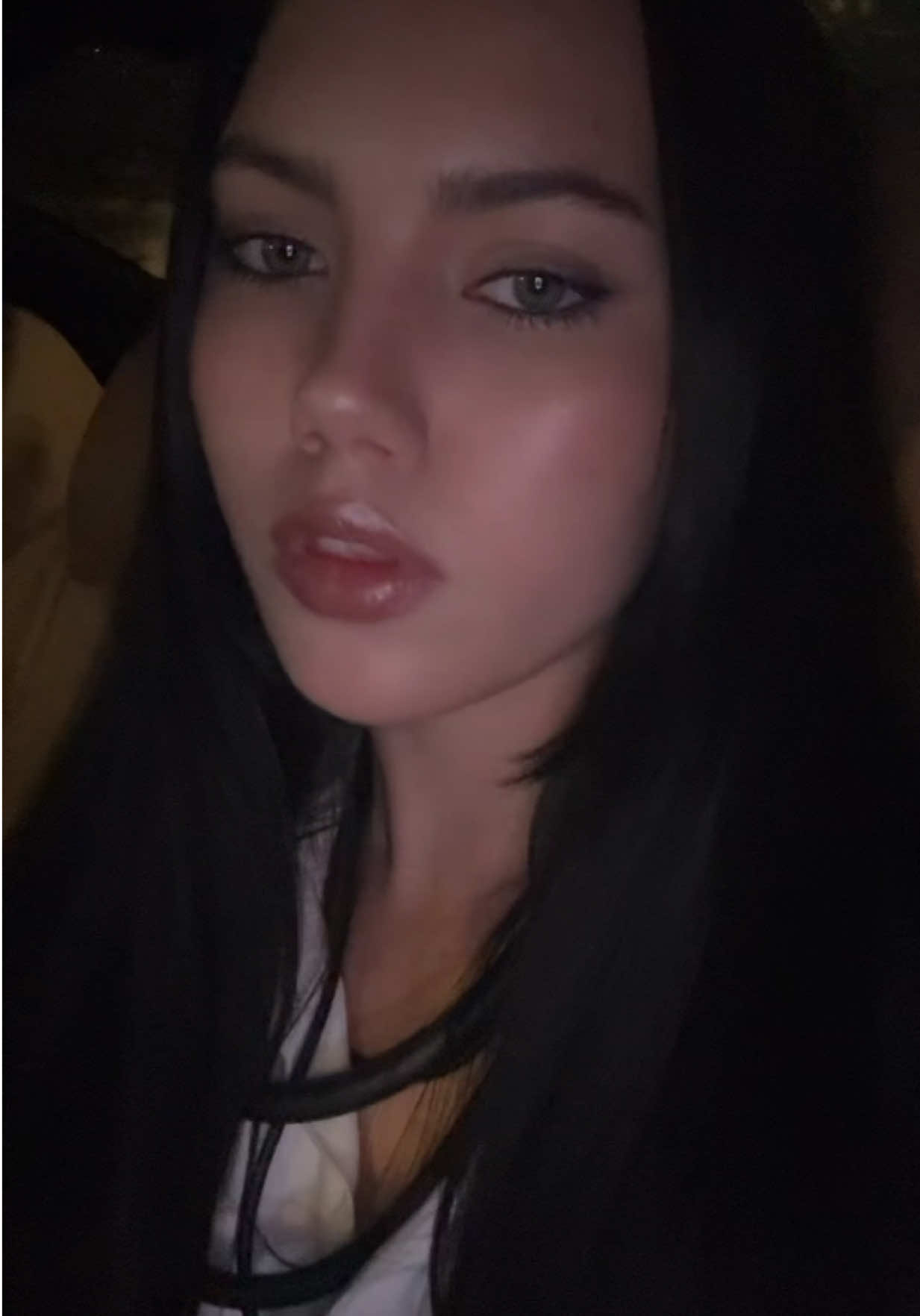 @<4