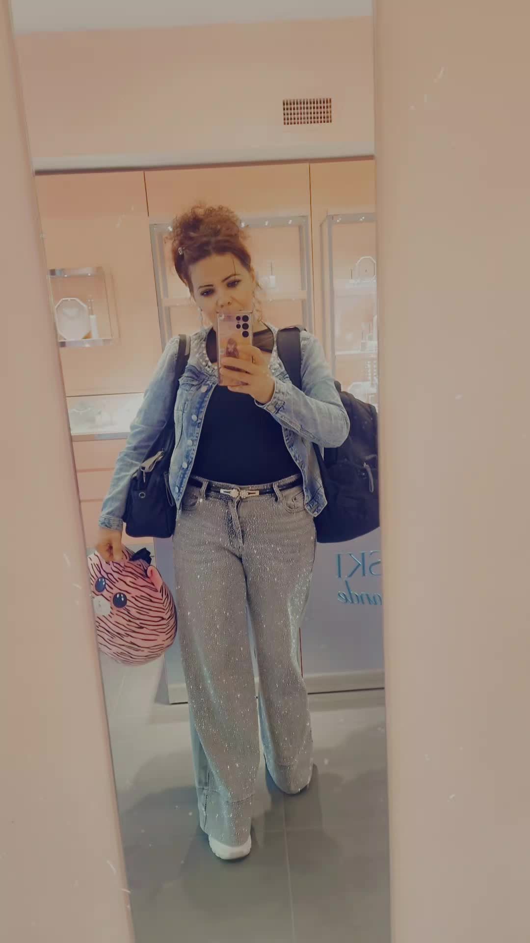 @Mona-Ramona ✌️