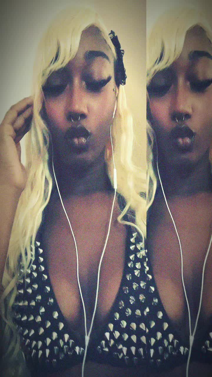 @1THICCNUGGET 👩🏾&zwj;❤️&zwj;💋&zwj;👩🏾