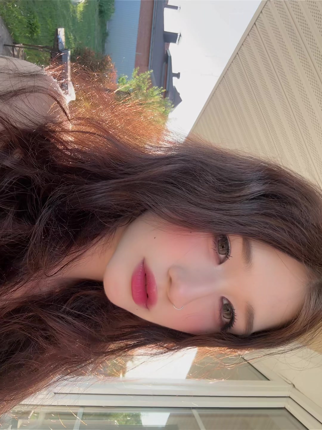 @^_<