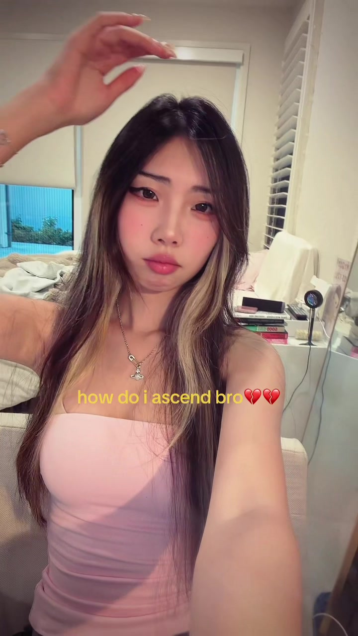 @adri_323_