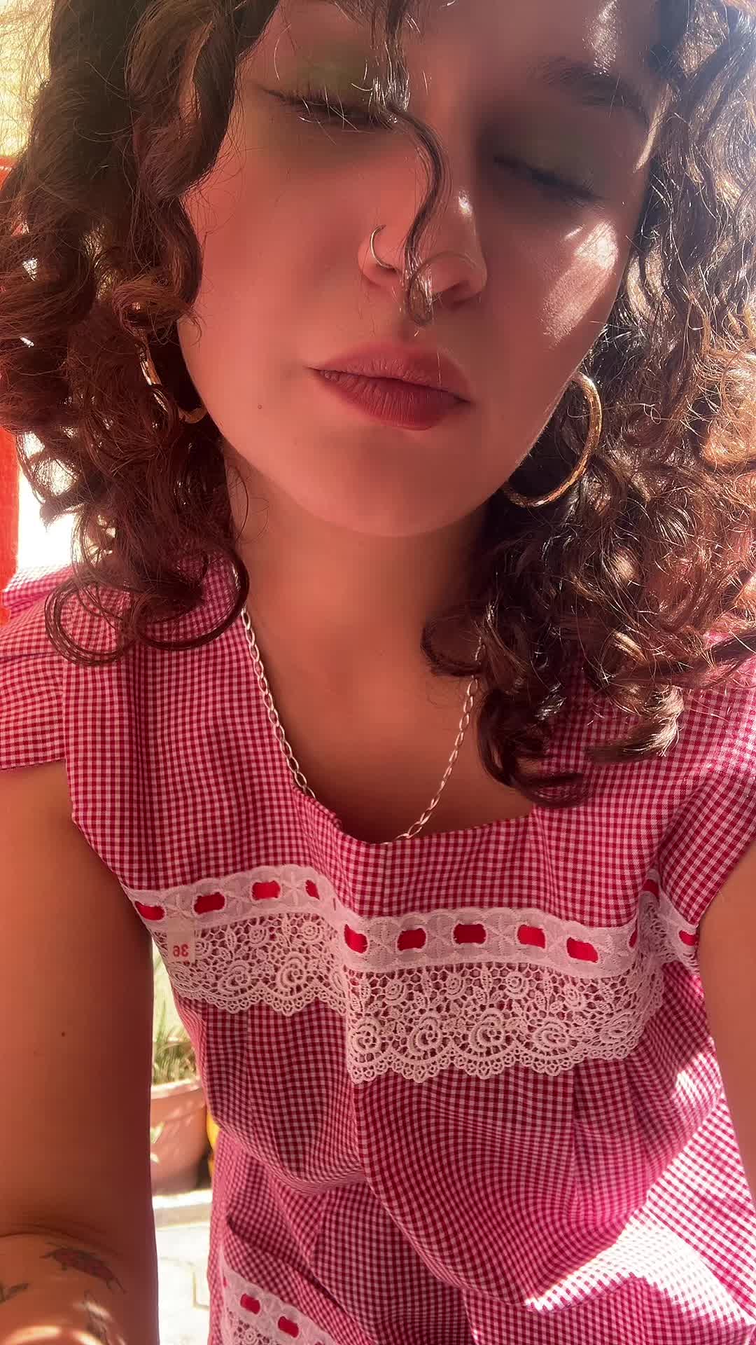 @julihoophoe
