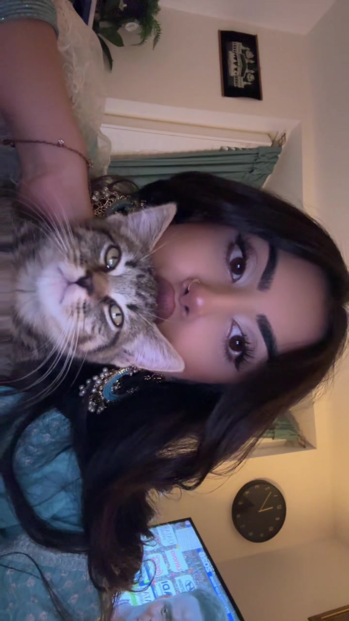 @arooj