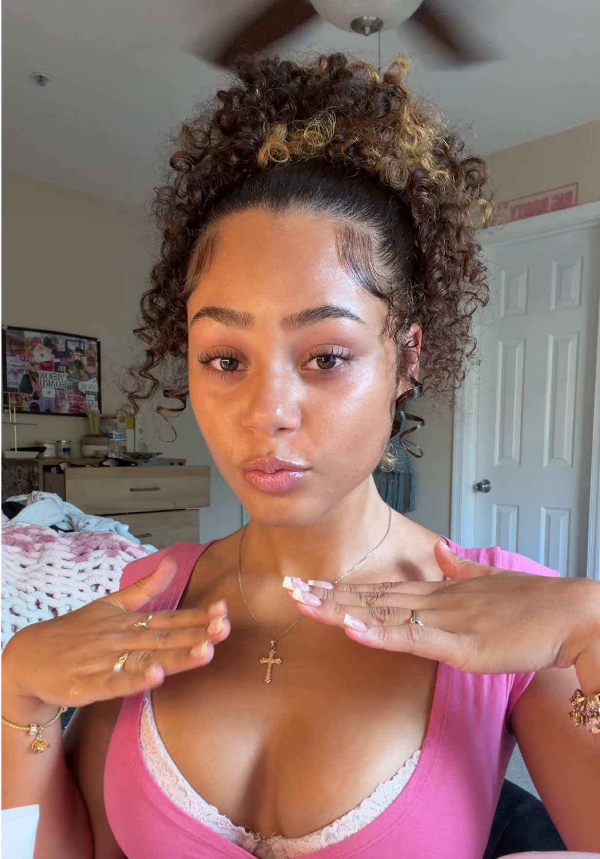 @𝑾𝑯𝑰𝑻𝑵𝑬𝒀 𝑭𝑰𝑬𝑳𝑫𝑺🌺