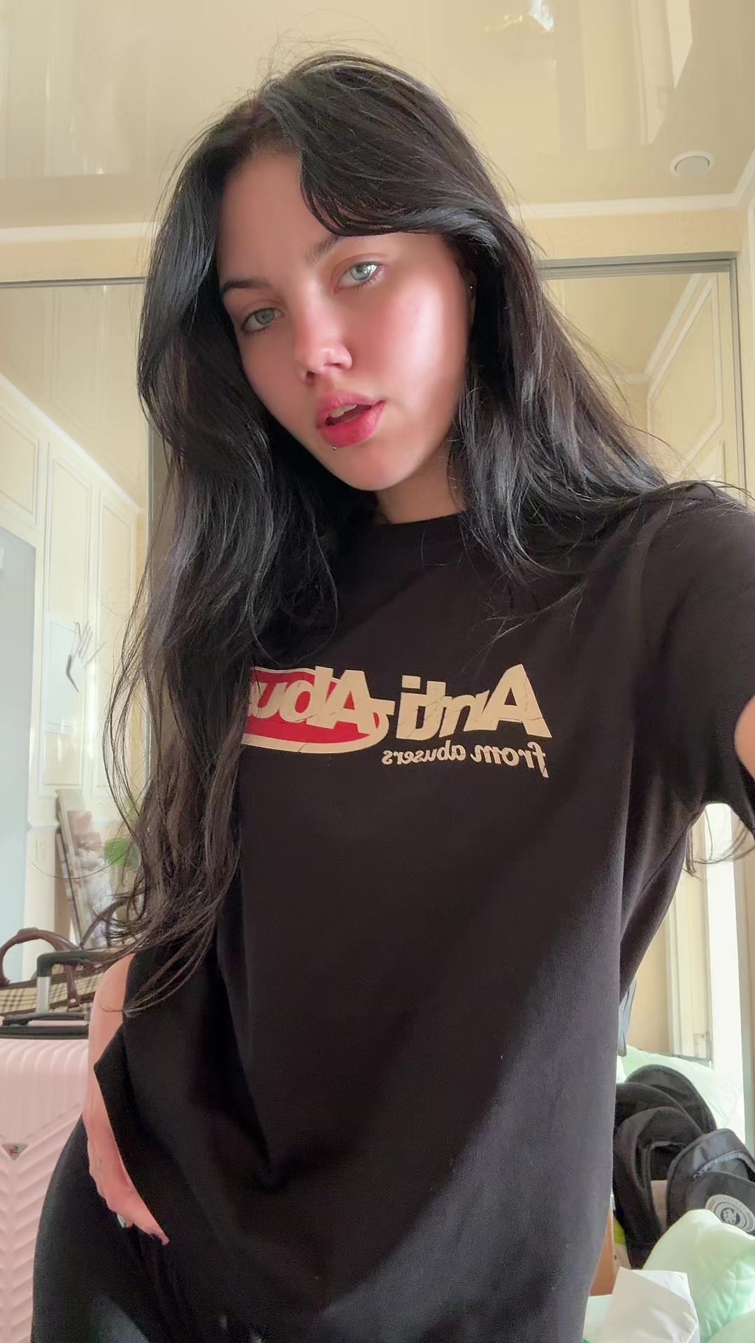 @<4