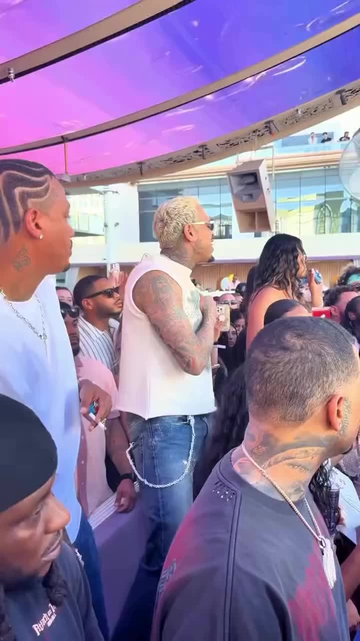 @IM NOT CHRIS BROWN