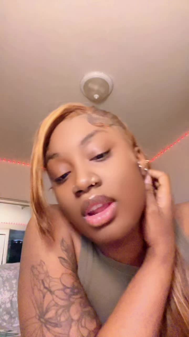 @Dee don 💙👅