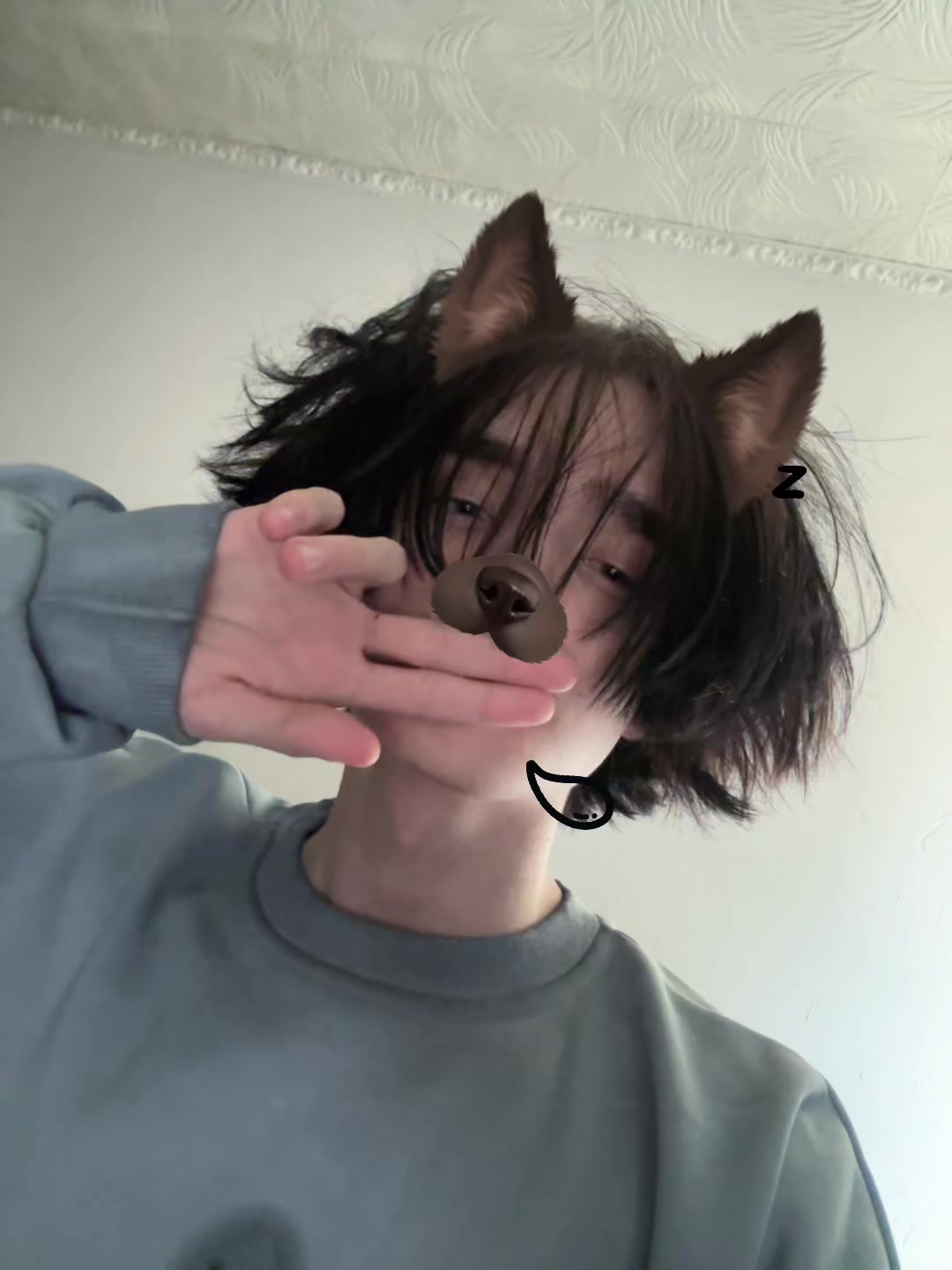 @>.<
