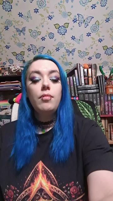 @Iris RainbowWolf🖤📚