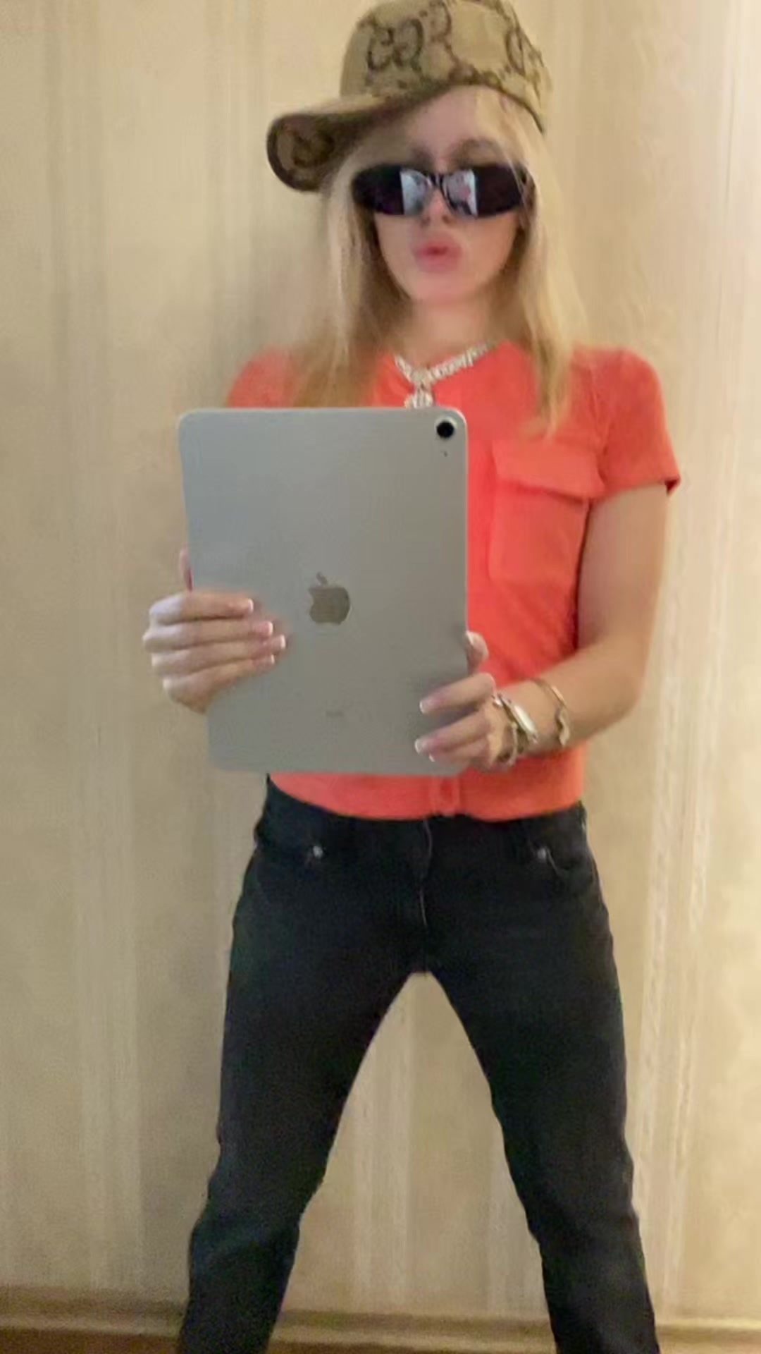 @lizzitak