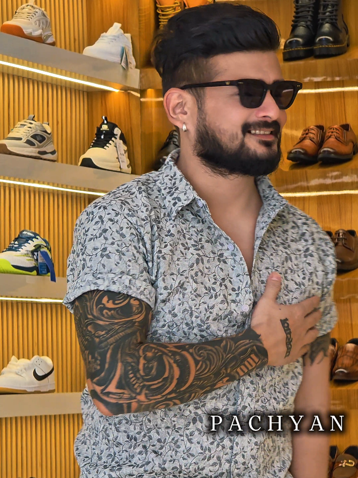 @पछ्याण wears