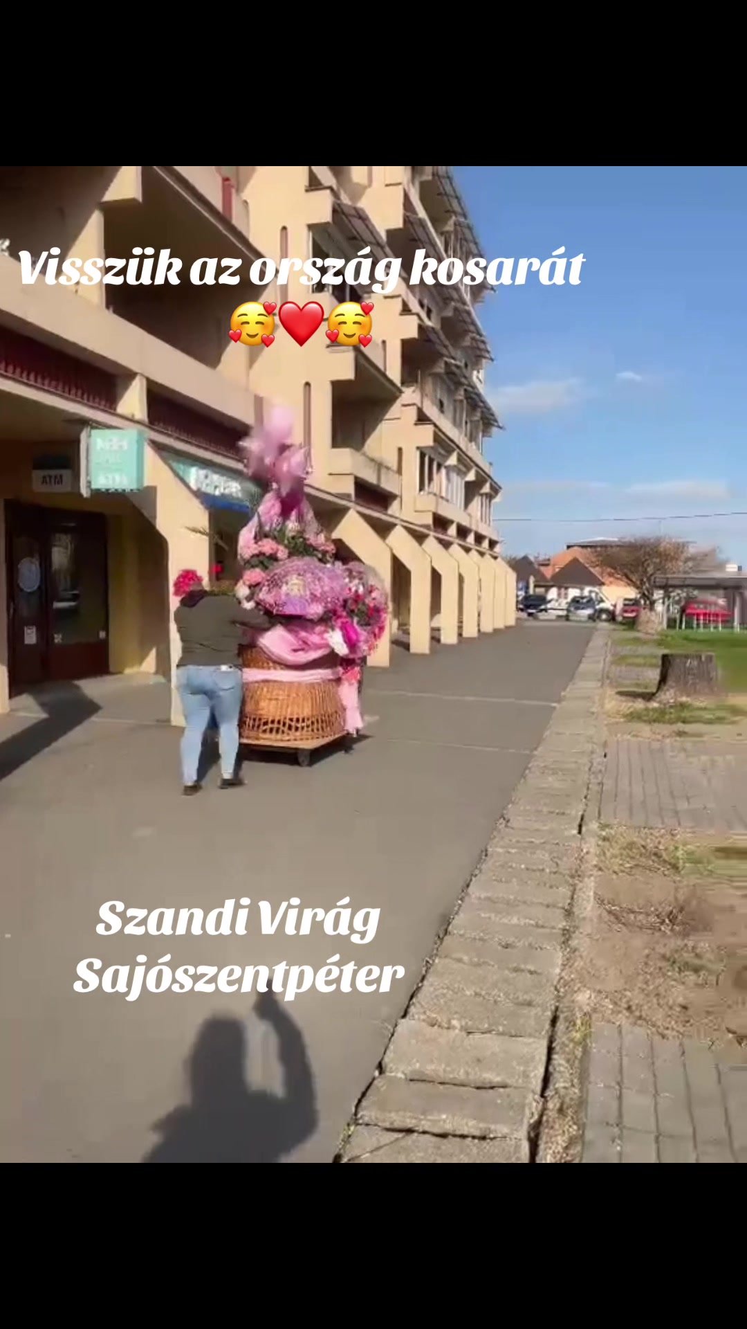 @SzandiVir&aacute;g