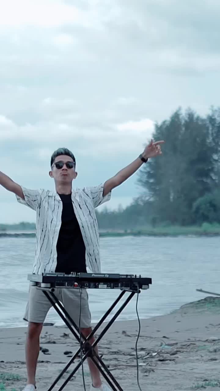 @𝗗𝗷 Nico Adhitya