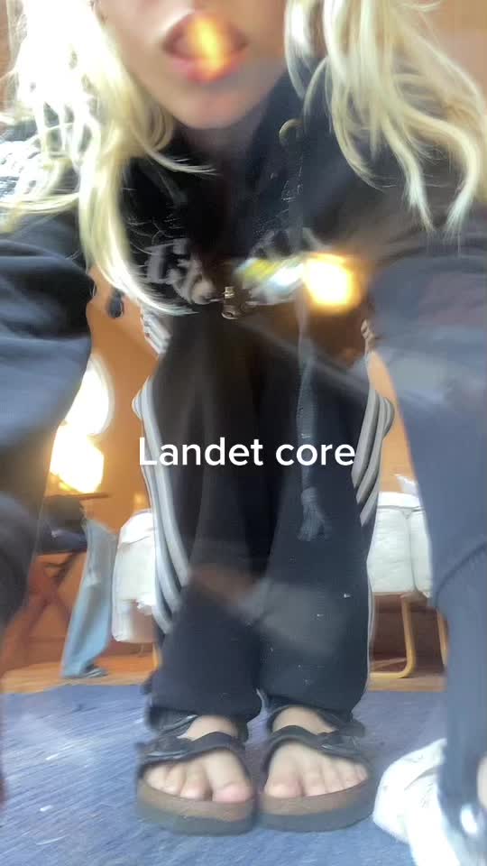 @👩&zwj;🎤👩&zwj;🎤
