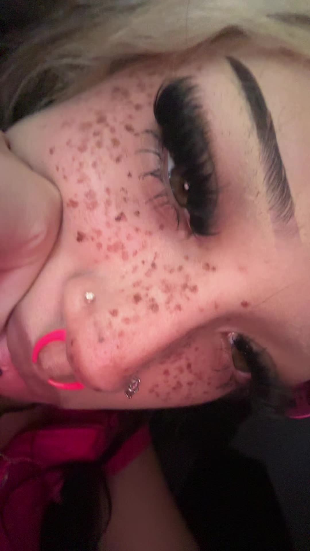 @>⩊<
