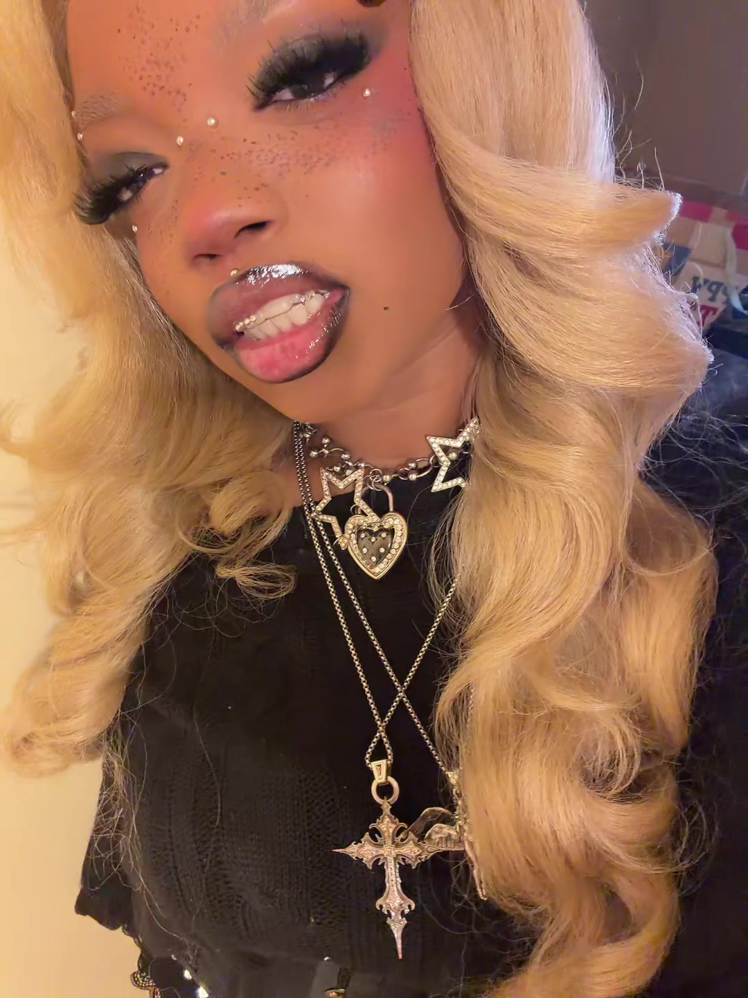 @✰.