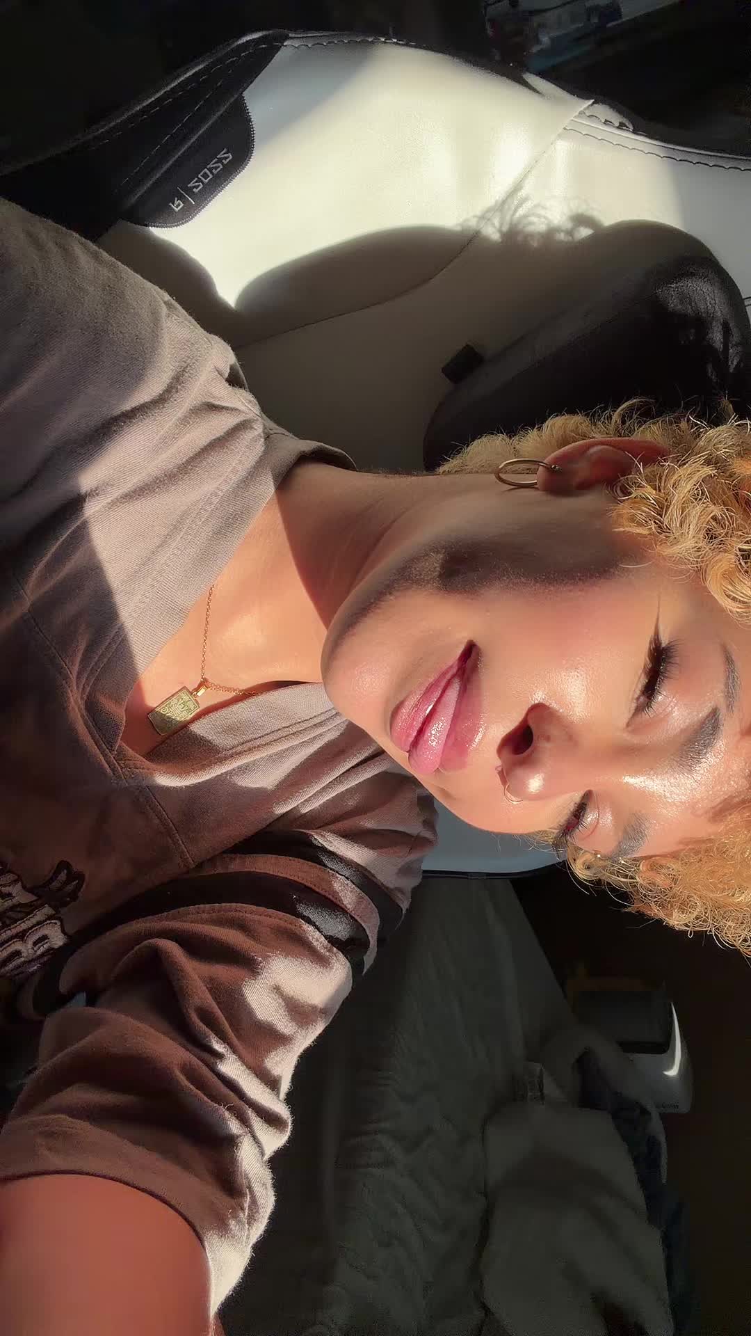 @V 😼