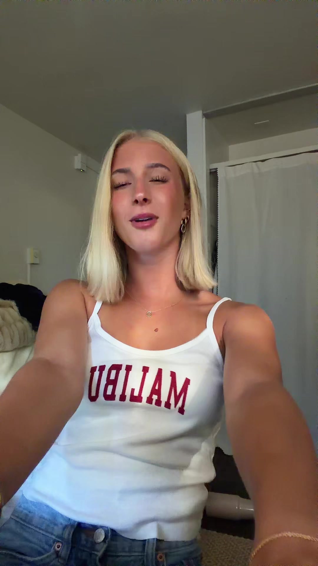 @theelliebarker