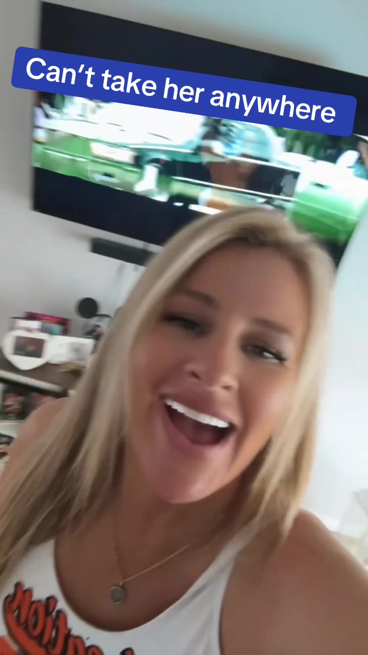 @UcJulie