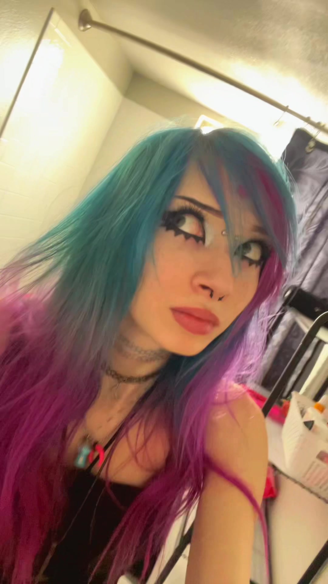 @Weird chick wit pink hair
