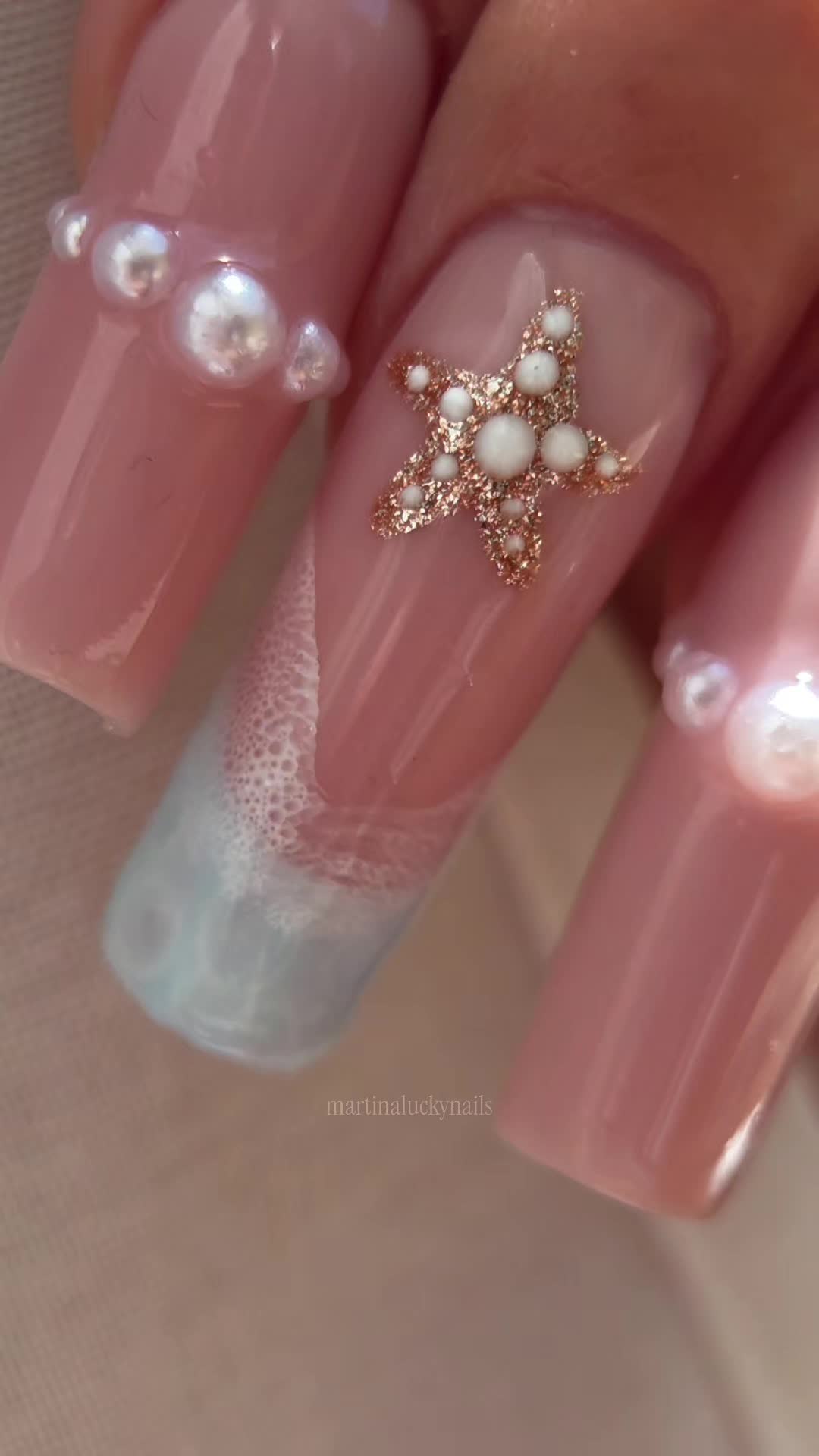 @martinaluckynails