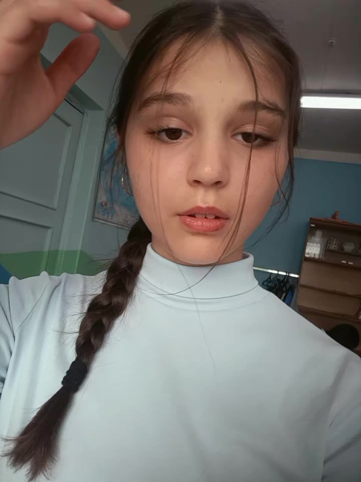 @)