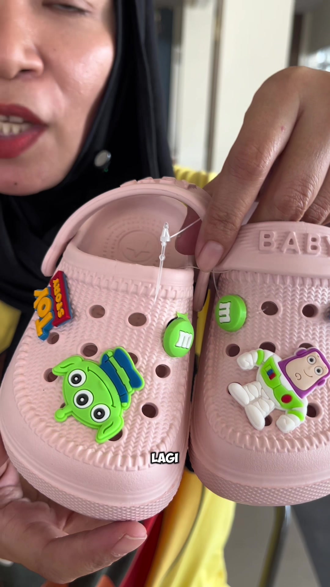 @LELI si paling TAS dan SANDAL