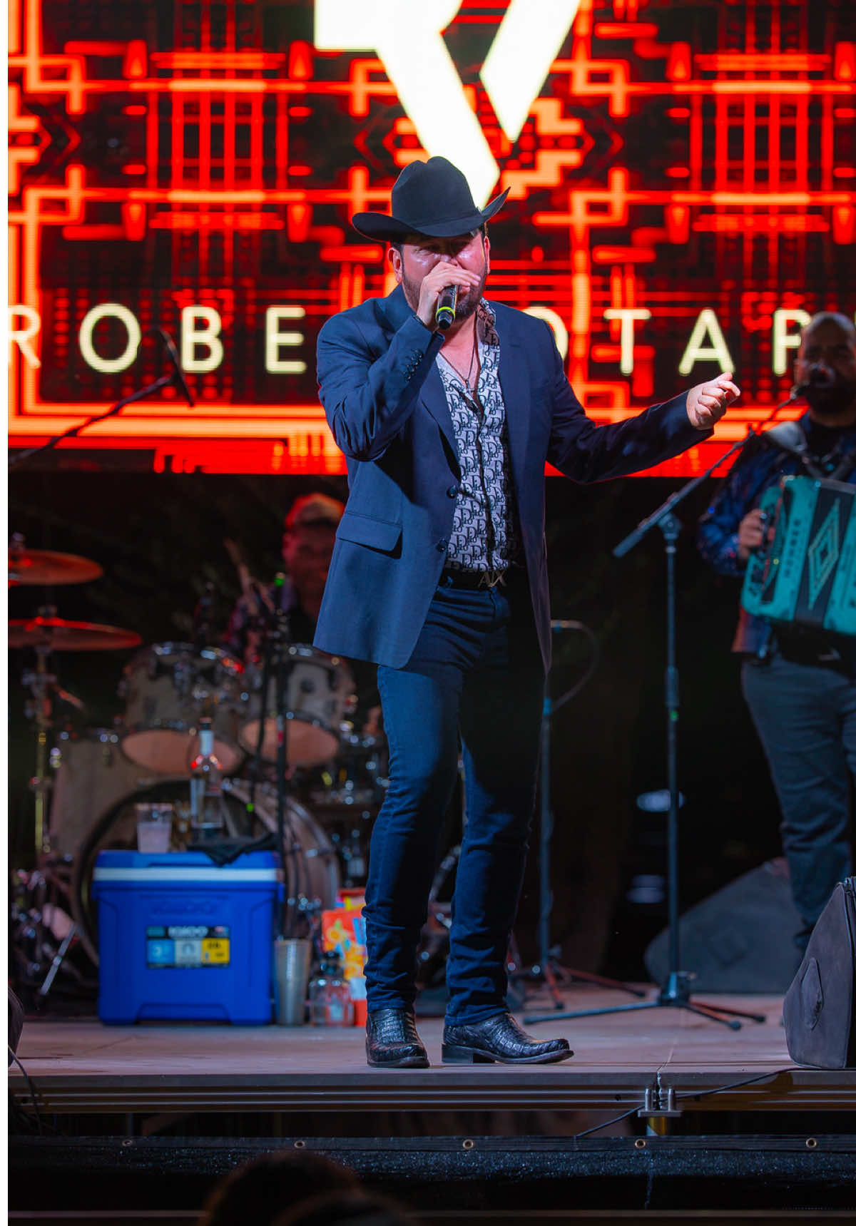 @Roberto Tapia