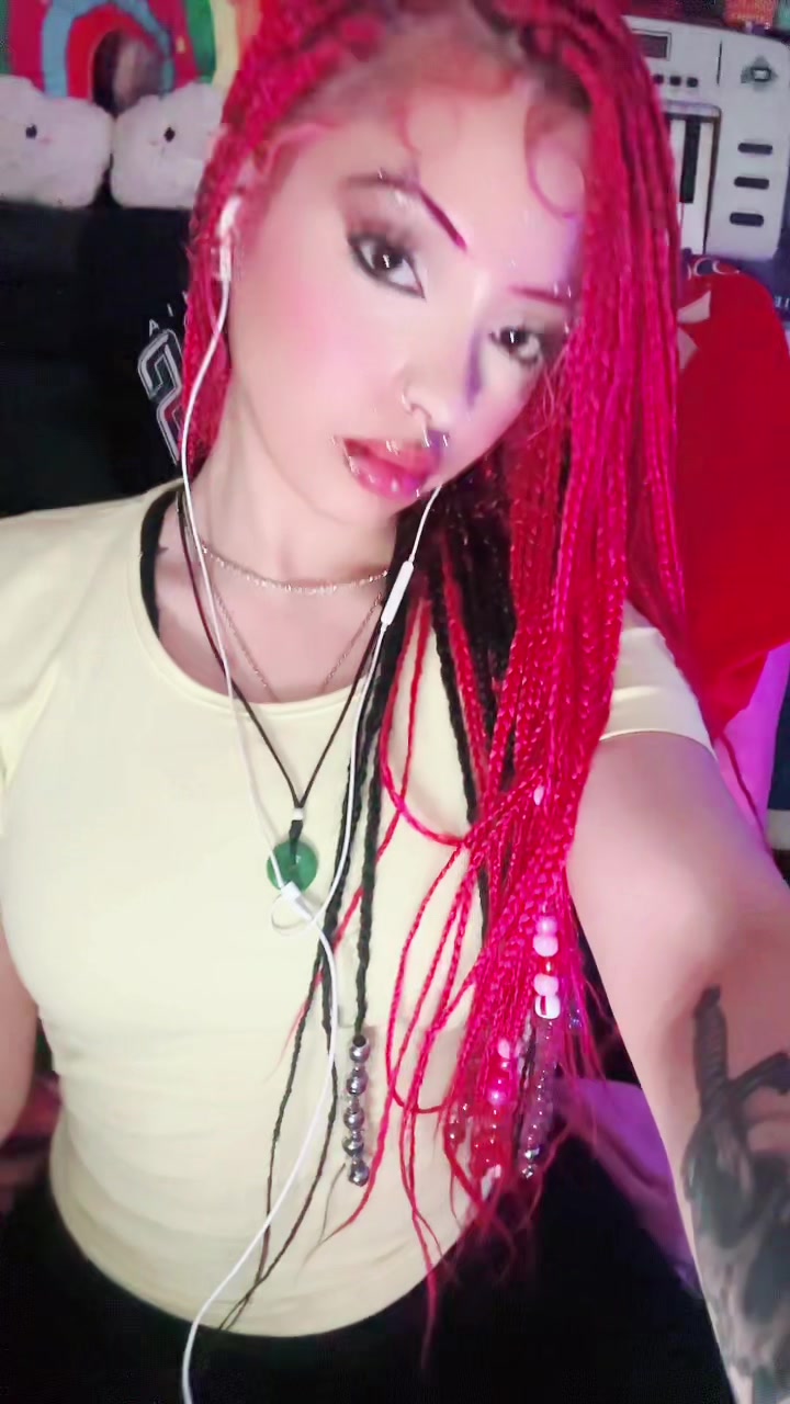 @>:)