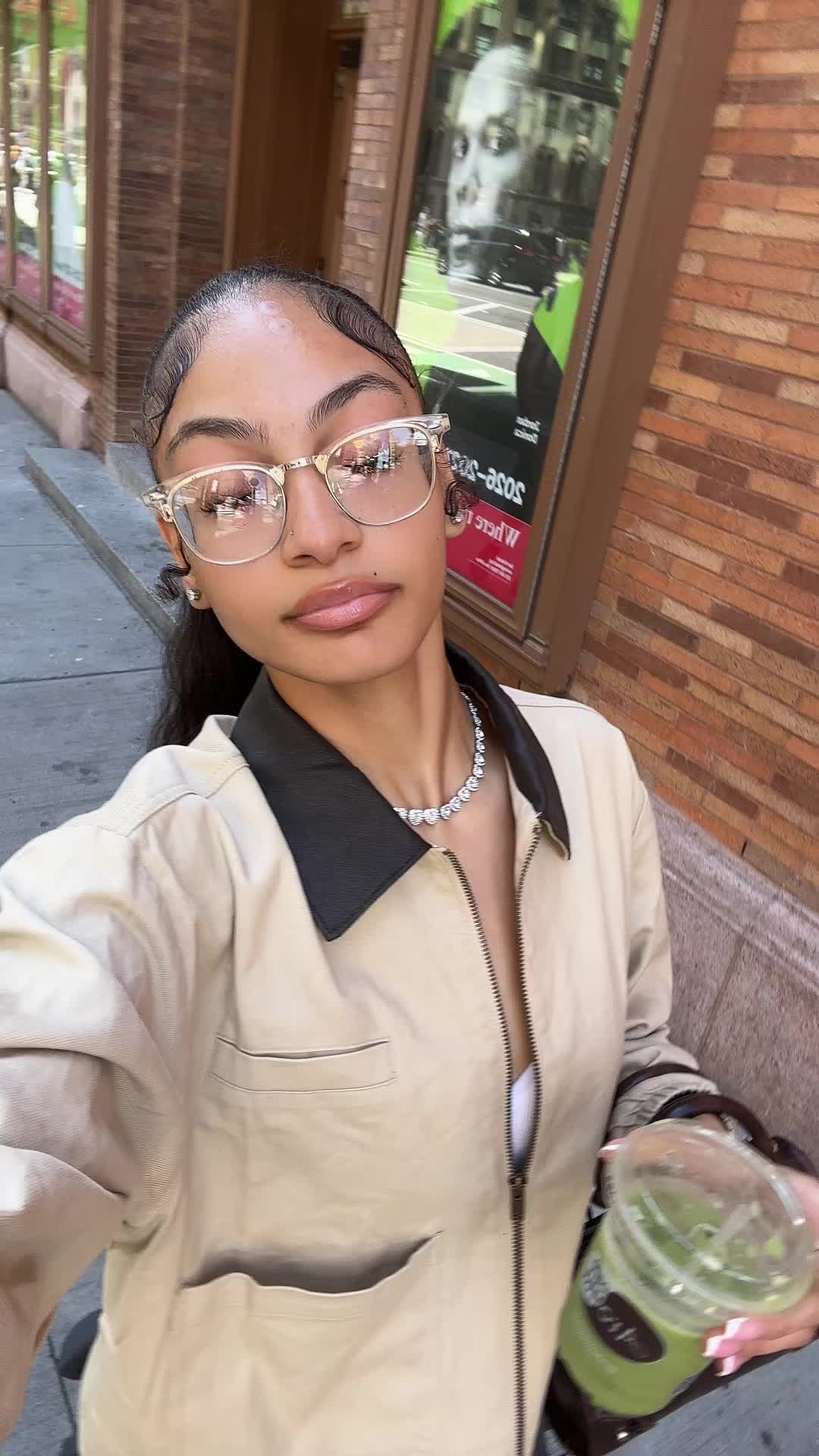 @sumlighskinwitglasses