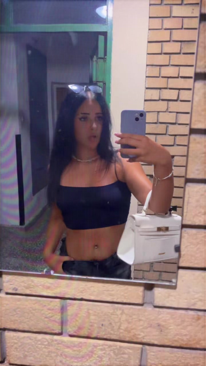 @neeveenica