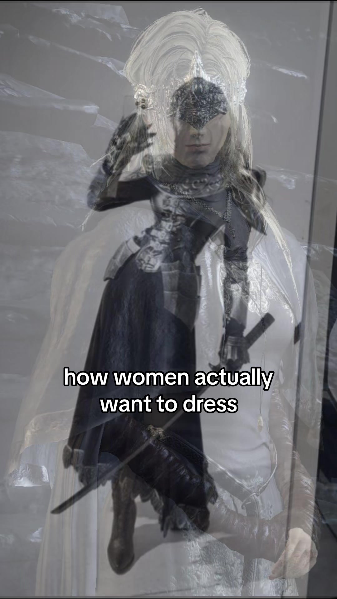 @>_<