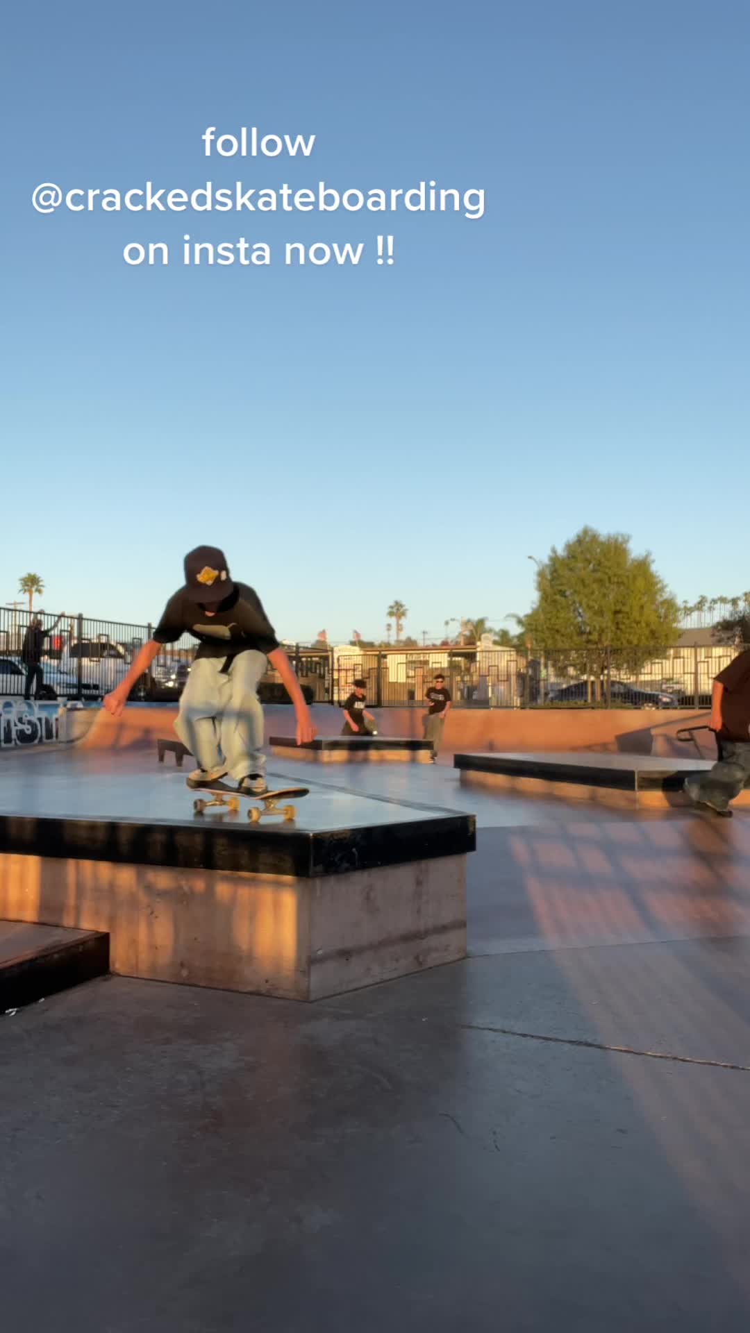 @Cracked Skateboarding