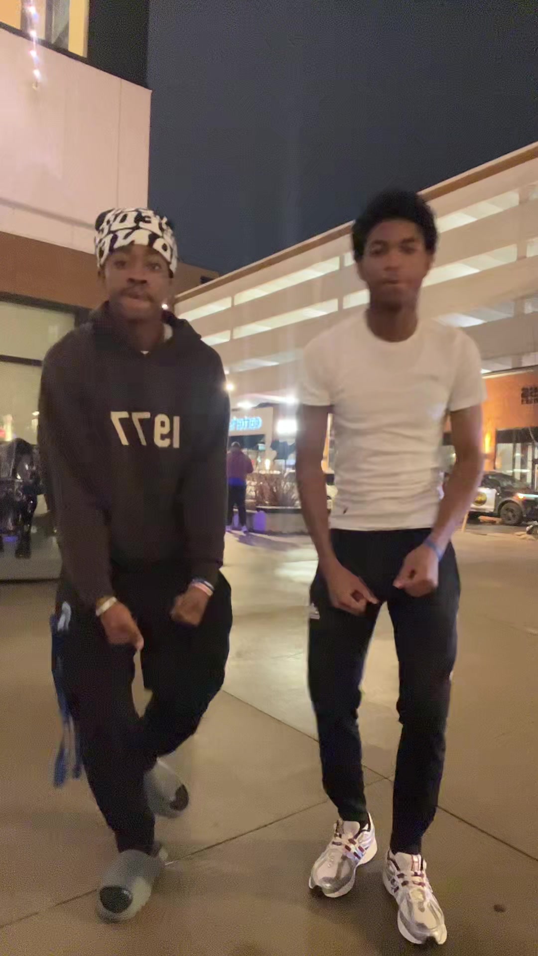 @🧑🏾&zwj;🦯&zwj;➡️🐶