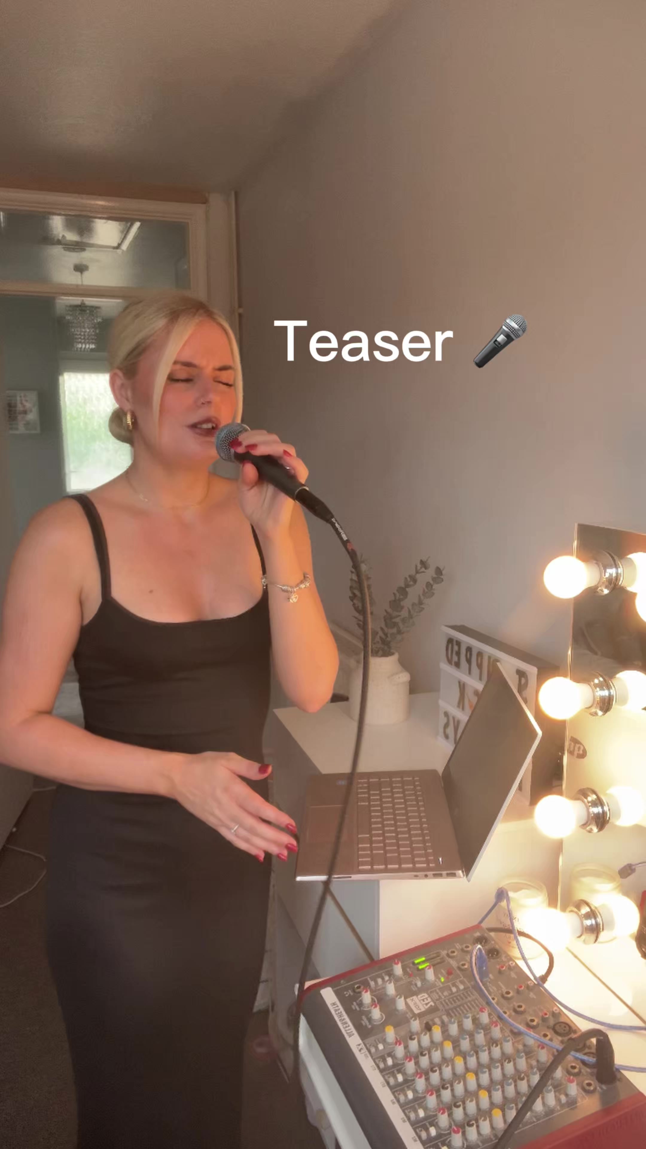 @Liane Jupe sings