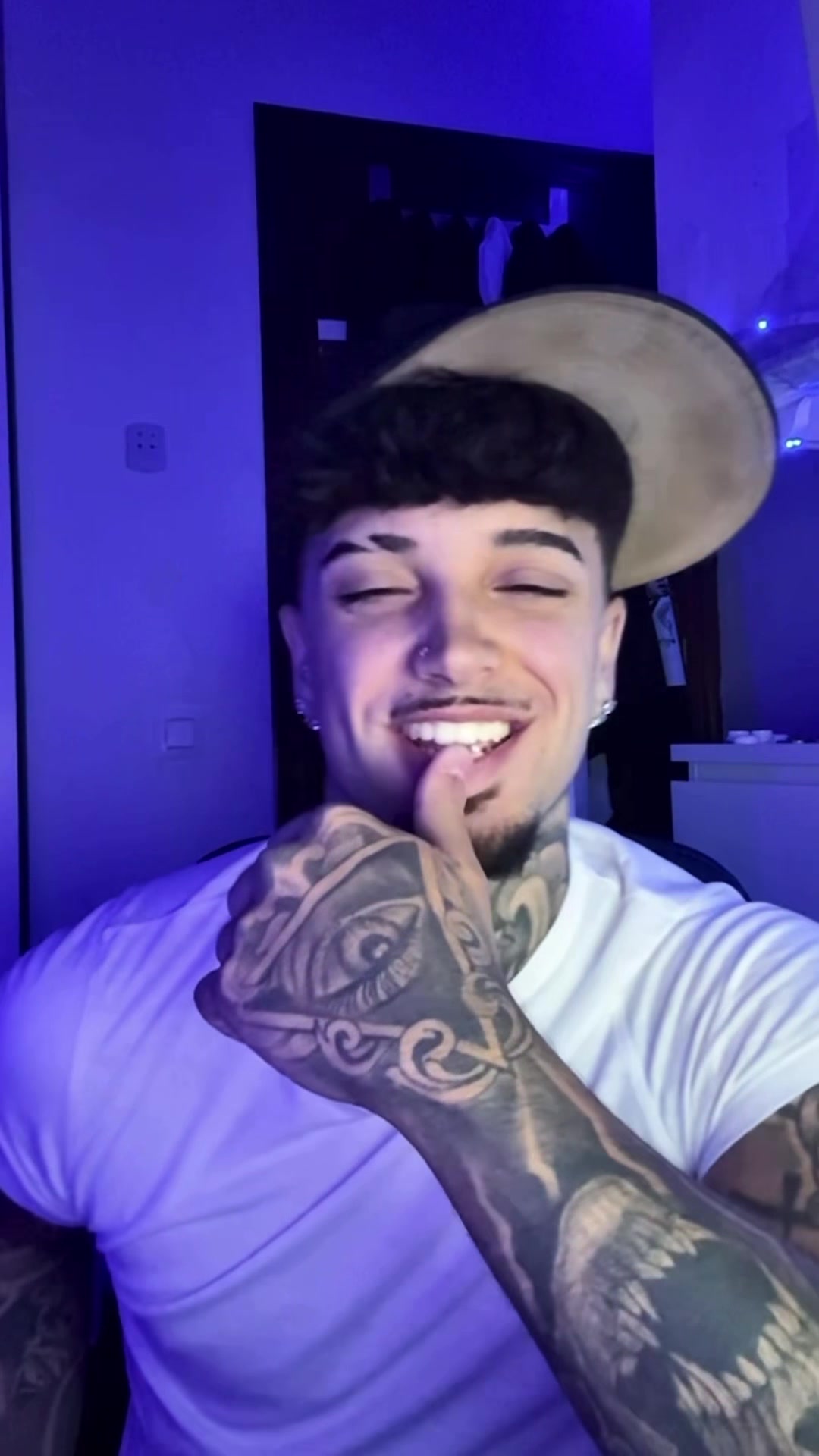@Adriizz
