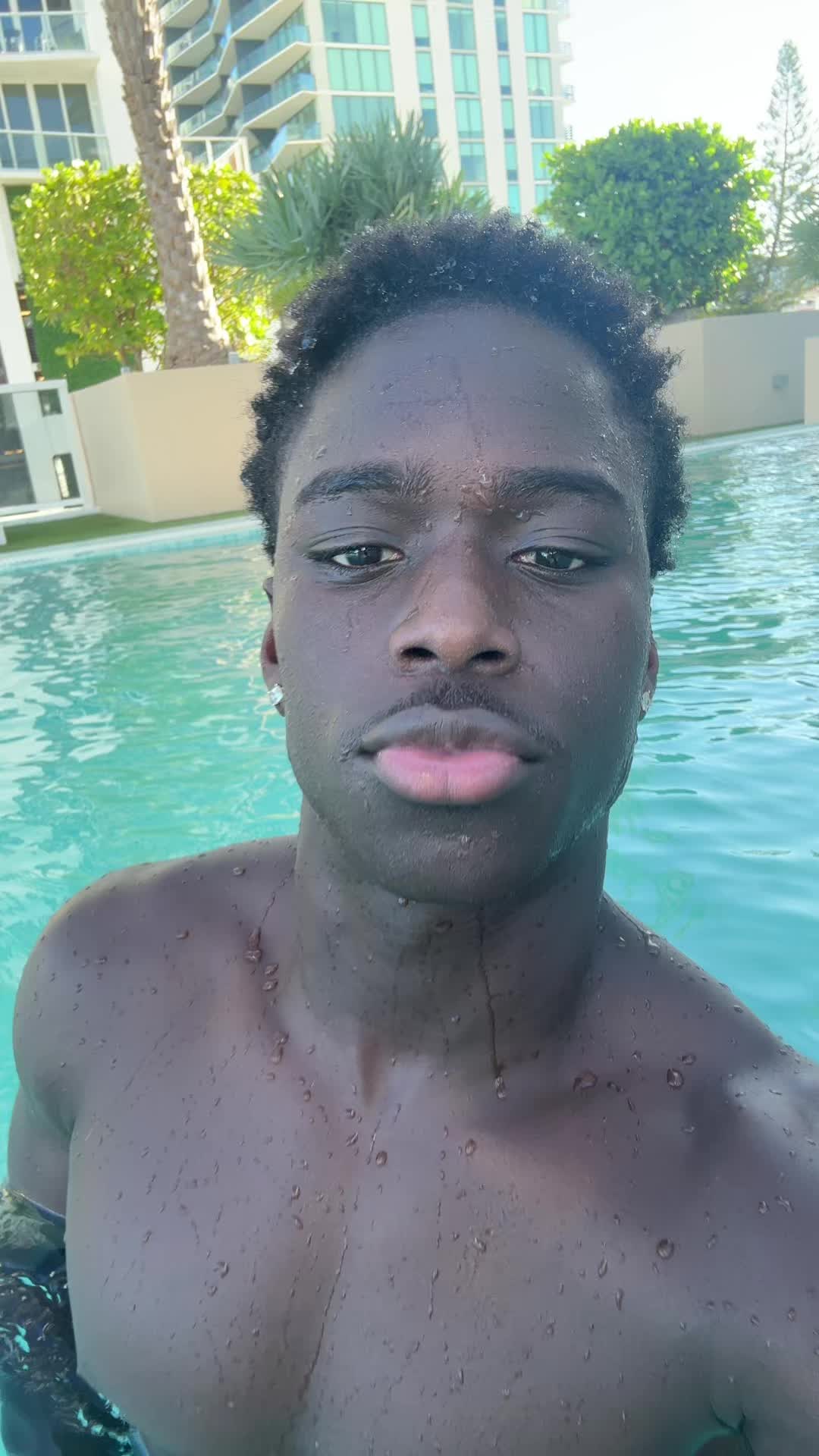 @Dee🌟