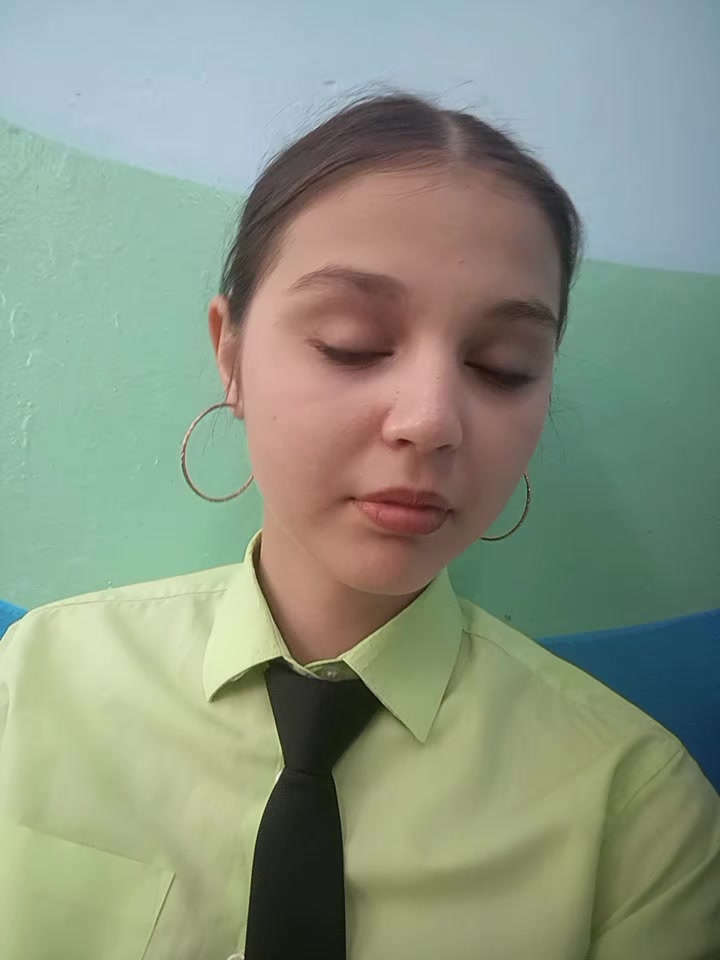@)