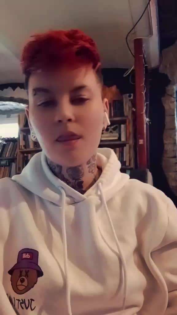 @Bettina Barát516