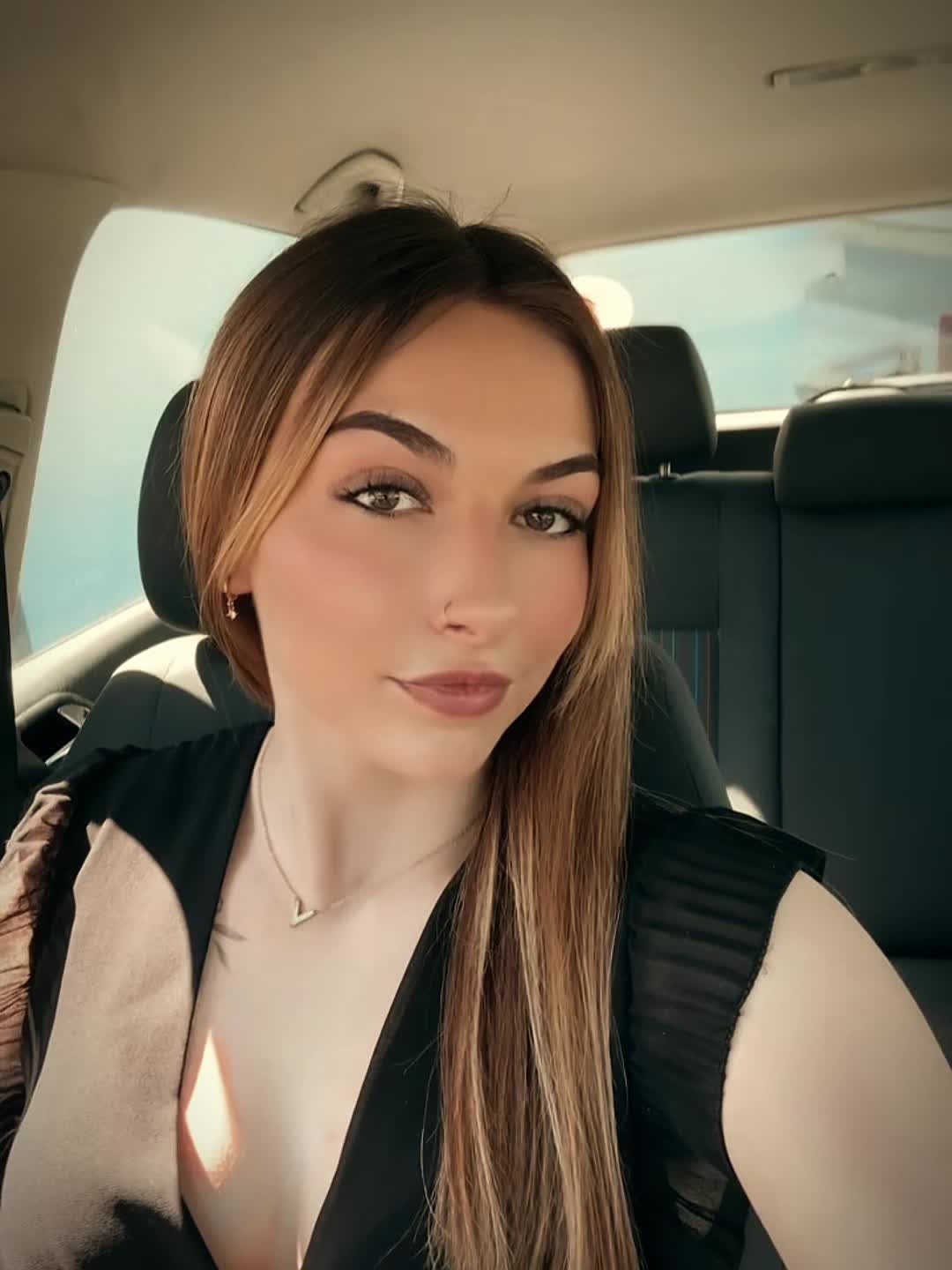 @Ehlauu_