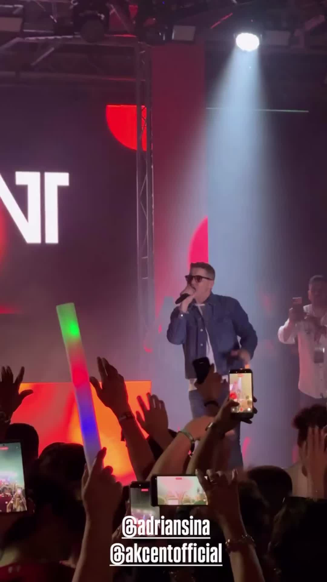 @Akcent