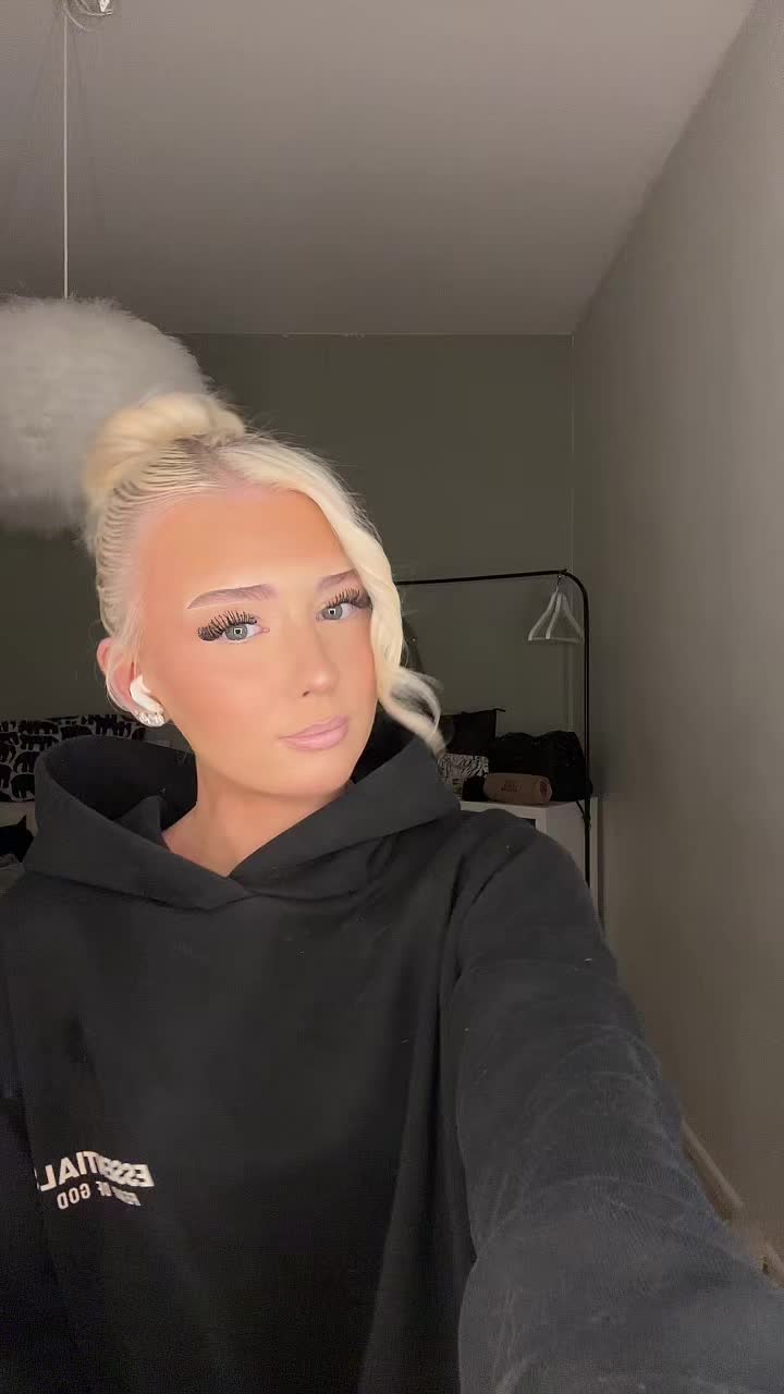 @𝓗𝓮𝓵𝓶𝓲𝓲𝓷𝓪🐰