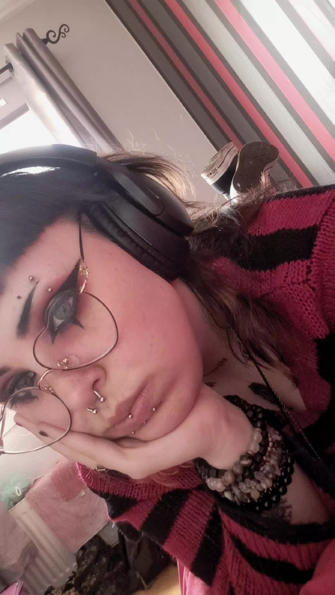 @🖤 𝕰𝖓𝖛𝖞 ❤️ (they/them)