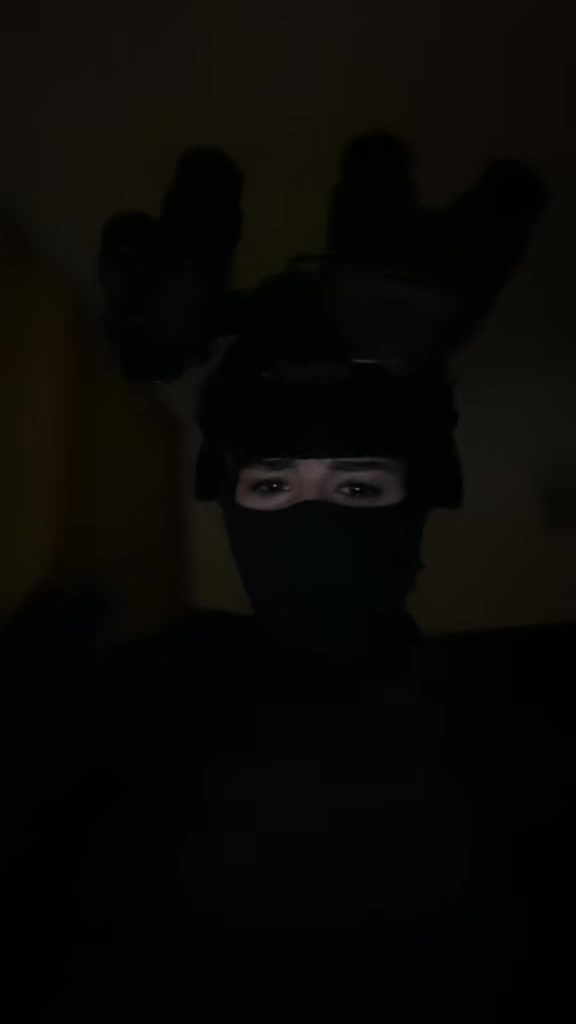 @╰‿╯