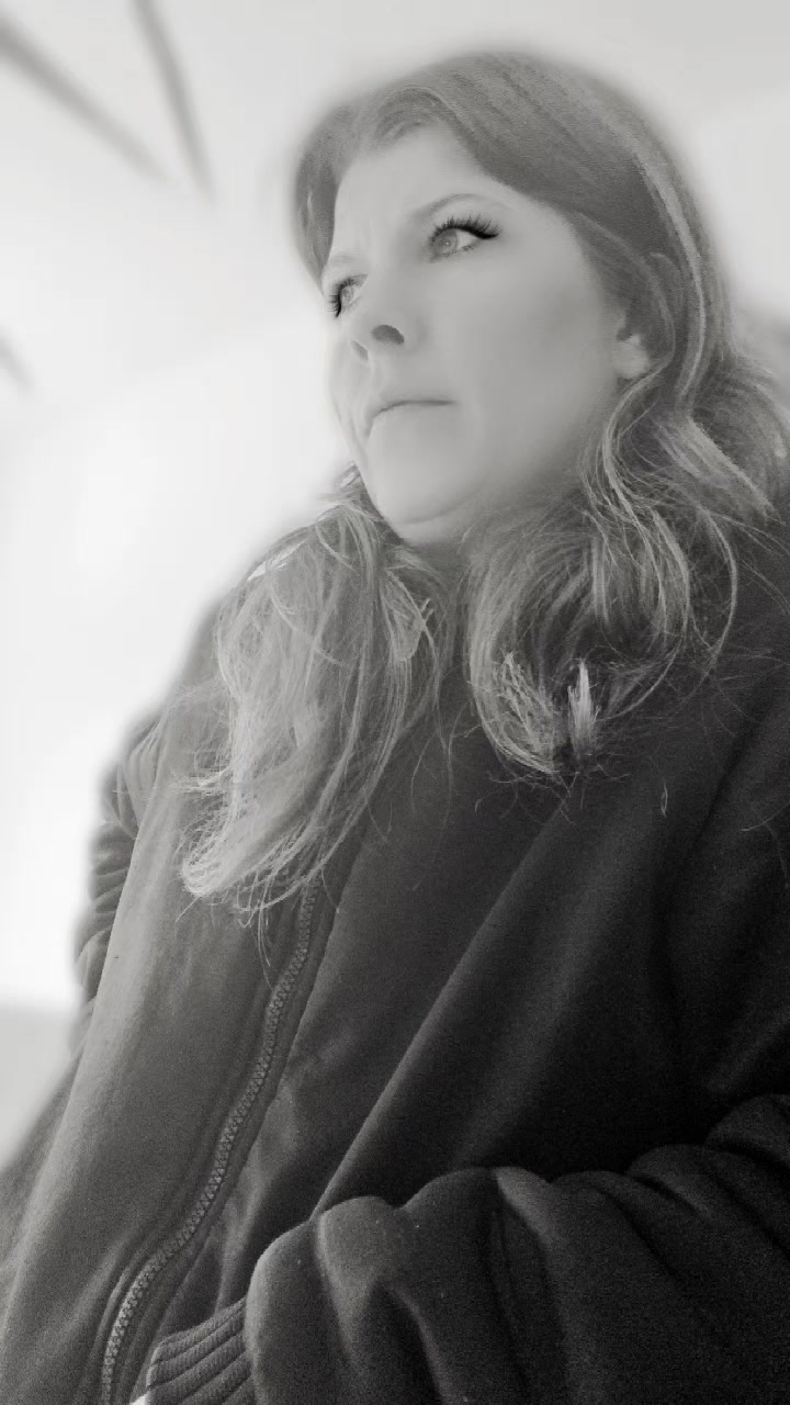 @🌩️ Mme Buzz l'&eacute;clair 🌩️